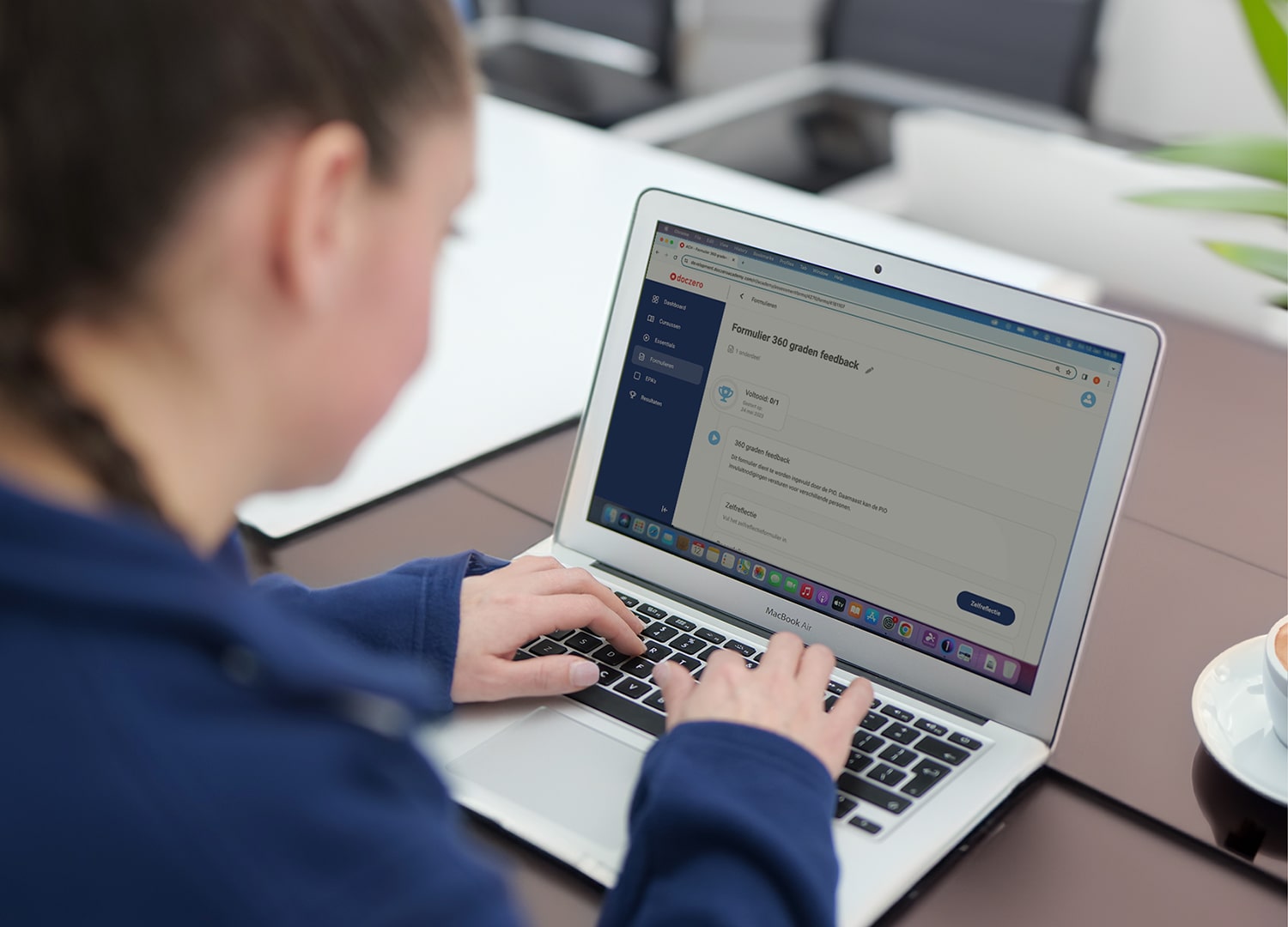 Thuiszorg en ouderenzorg | optimaliseer het leerrendement | Doczero Thuiszorg en ouderzorg verpleegkundige achter laptop met Doczero assessment tool