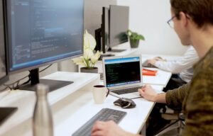 Over ons | technisch innovatief software development | Doczero Developer aan het werk bij Doczero