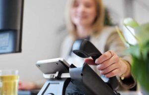Over ons | uitmuntende klantenservice van doczero | Doczero Customer support neemt de telefoon op van Doczero