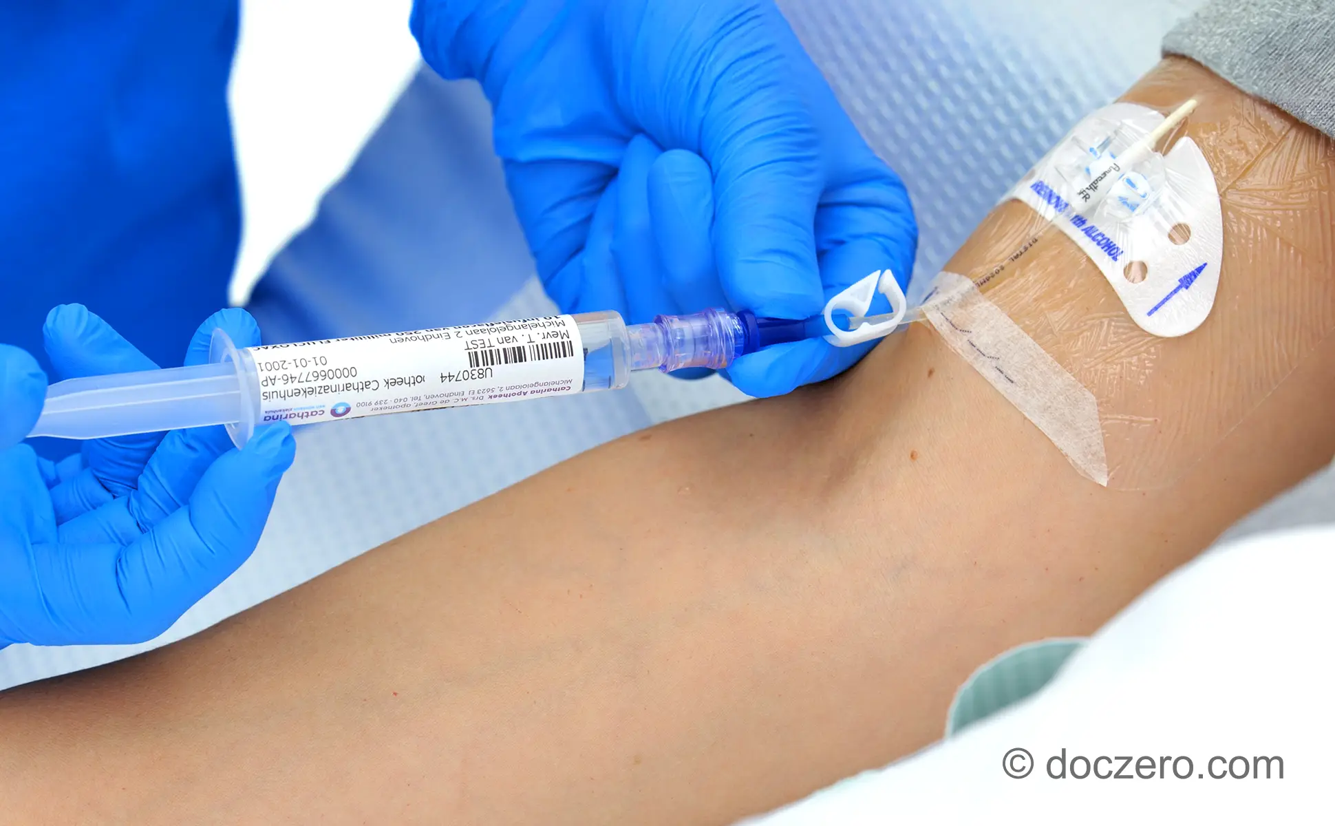 Medicatie toedienen met bolusinjectie via perifeer ingebrachte centrale veneuze katheter (PICC)