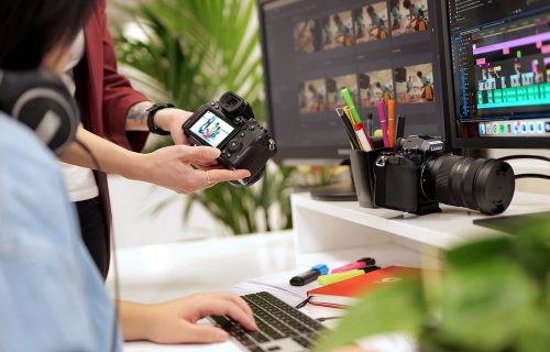 unieke-content-van-hoogwaardige-kwaliteit Twee content designer in overleg over ons